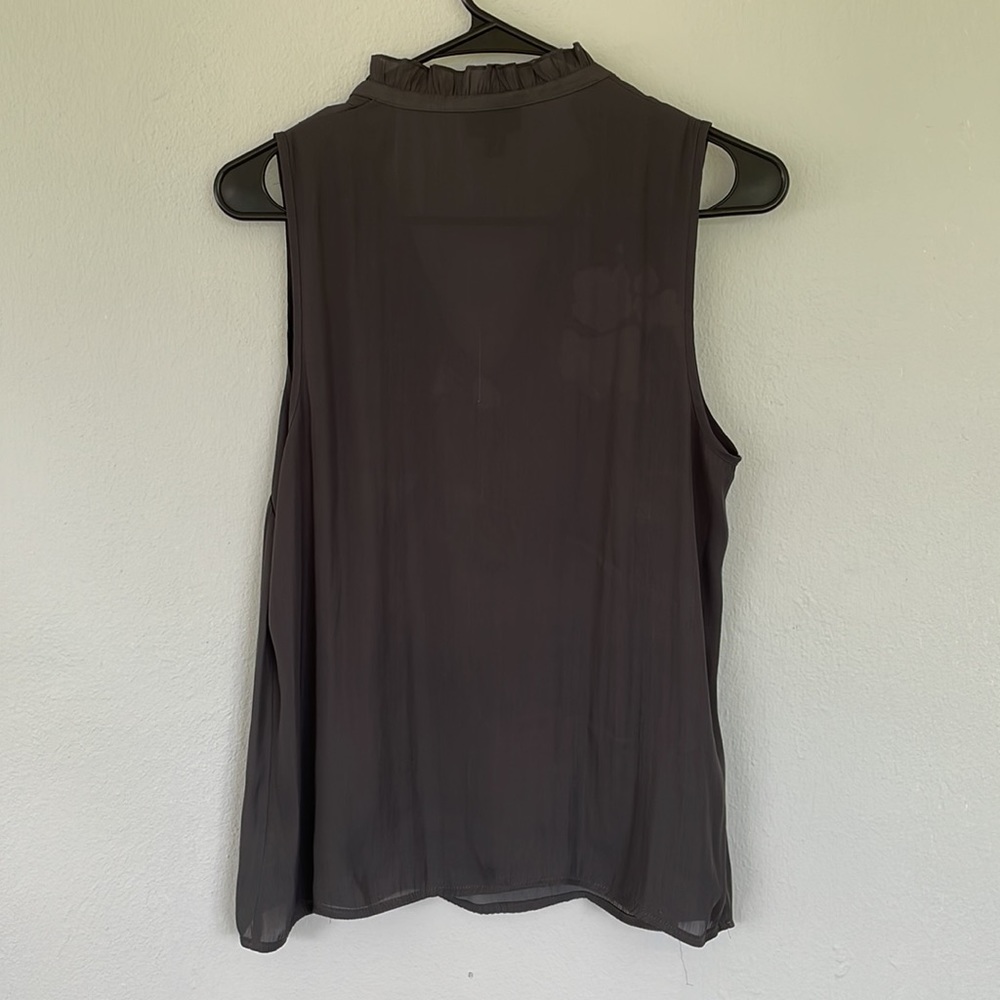 Mossimo gray sleeveless ruffle neckline blouse size small - Picture 4 of 5